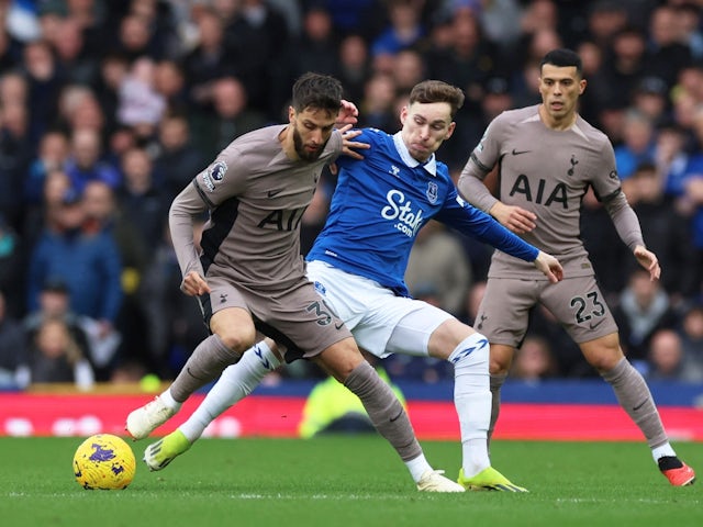 Rodrigo Bentancur de Tottenham Hotspur en acció amb James Garner de l'Everton el 3 de febrer de 2024