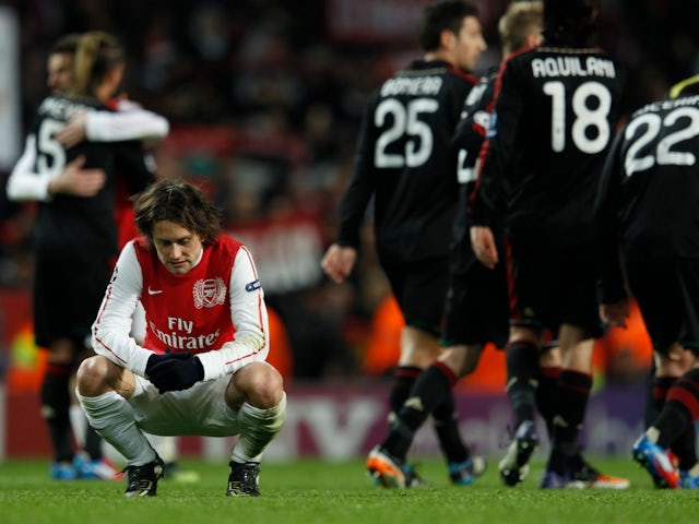 Tomas Rosicky de l'Arsenal reacciona després d'haver estat derrotat per l'AC Milan a la tornada dels vuitens de final de la Lliga de Campions el 6 de març de 2012