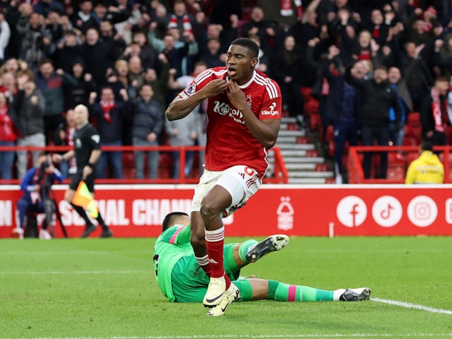 Taiwo Awoniyi de Nottingham Forest celebra el gol contra el West Ham United el 17 de febrer de 2024