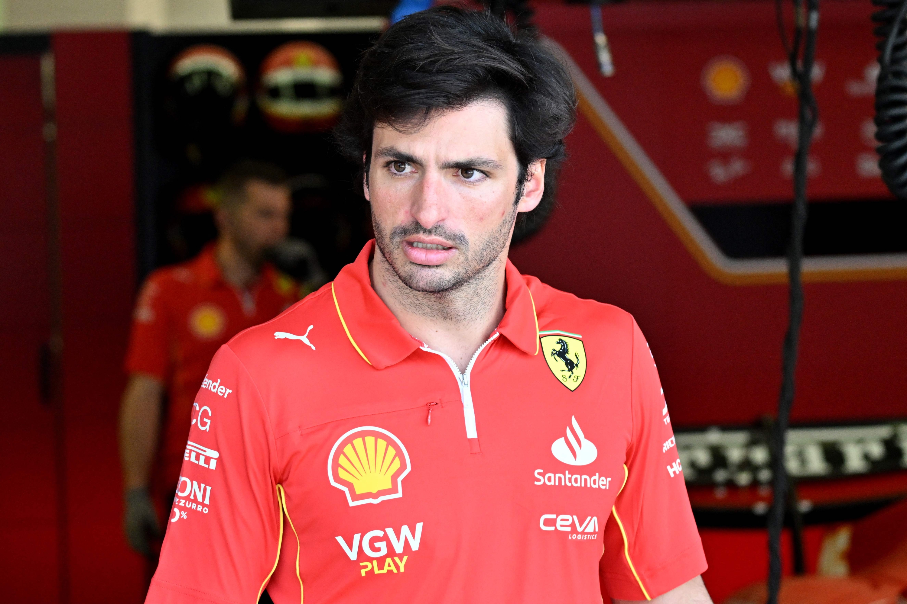 El pilot espanyol de Ferrari Carlos Sainz Jr és vist al garatge durant el segon dia de les proves de pretemporada de la Fórmula 1 al Circuit Internacional de Bahrain a Sakhir el 22 de febrer de 2024. (Foto d'Andrej ISAKOVIC / AFP)