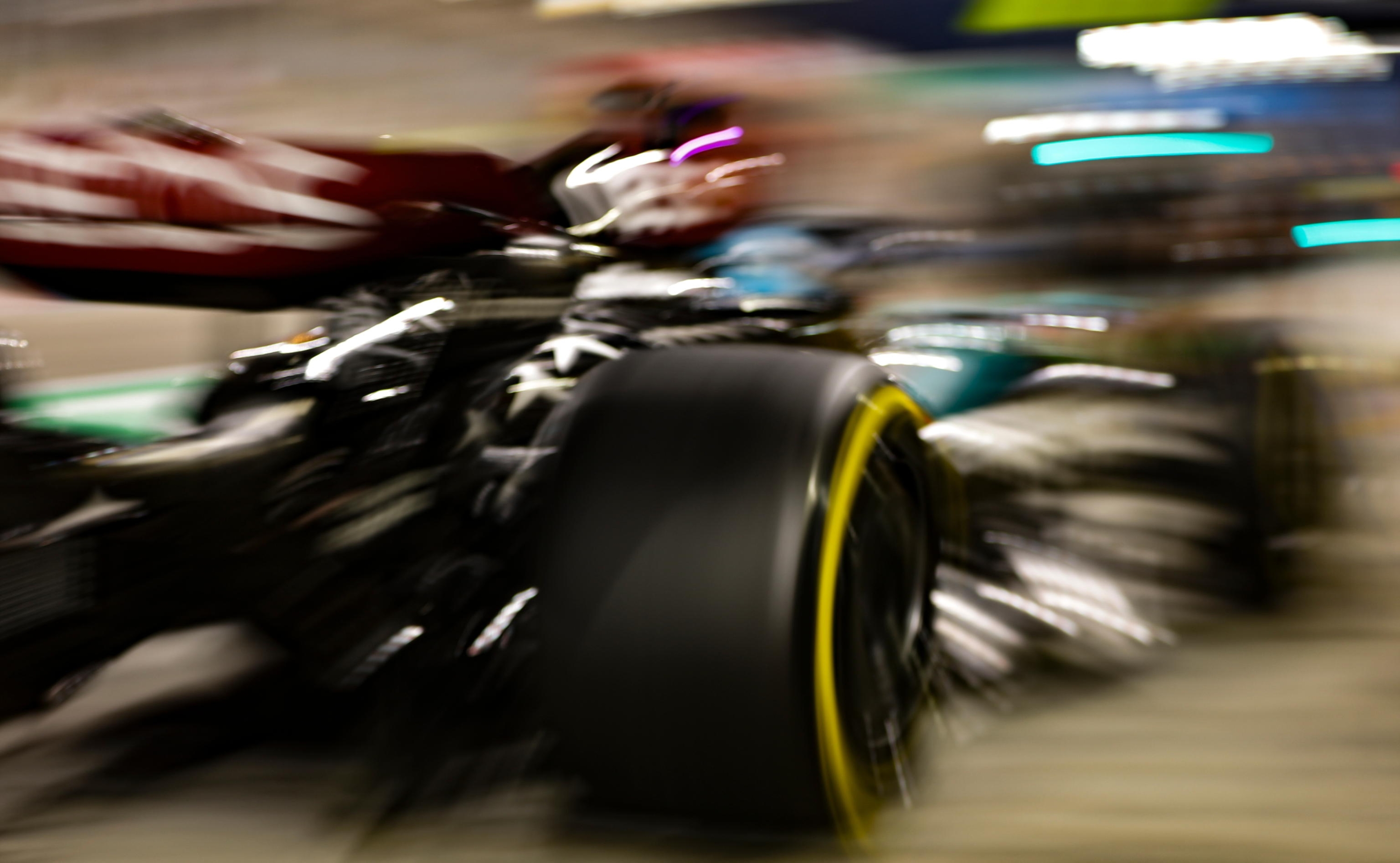 epa11175411 El pilot britànic de Fórmula 1 George Russell, de Mercedes-AMG Petronas, dirigeix ​​el seu cotxe al carril de boxes durant les proves de pretemporada de la temporada de Fórmula 1 2024 al Circuit Internacional de Bahrain a Sakhir, Bahrain, 23 de febrer de 2024. EPA/ALI HAIDER