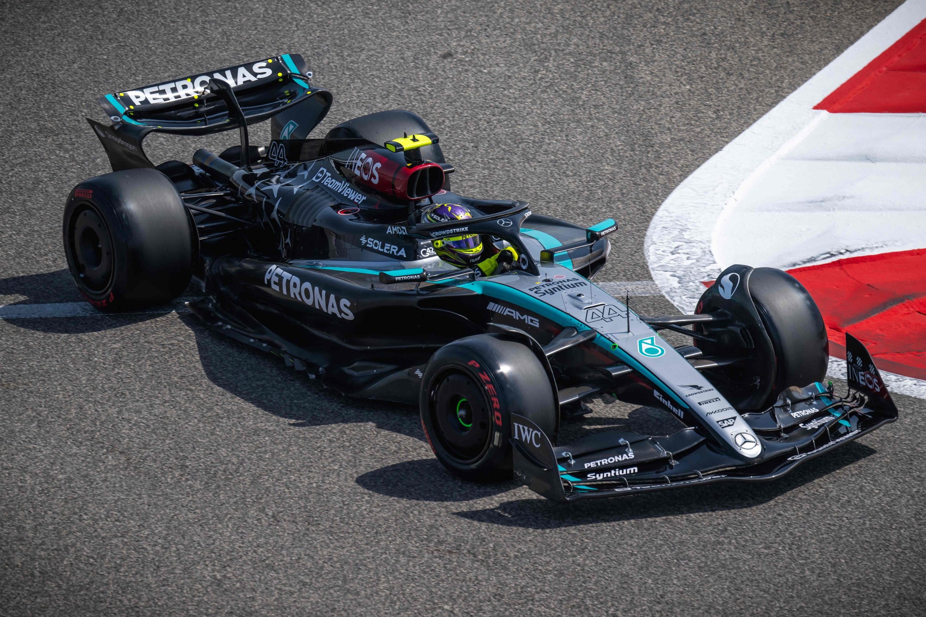 El pilot britànic de Mercedes, Lewis Hamilton, condueix durant el tercer dia de les proves de pretemporada de la Fórmula 1 al Circuit Internacional de Bahrain a Sakhir el 23 de febrer de 2024. (Foto d'Andrej ISAKOVIC / AFP)