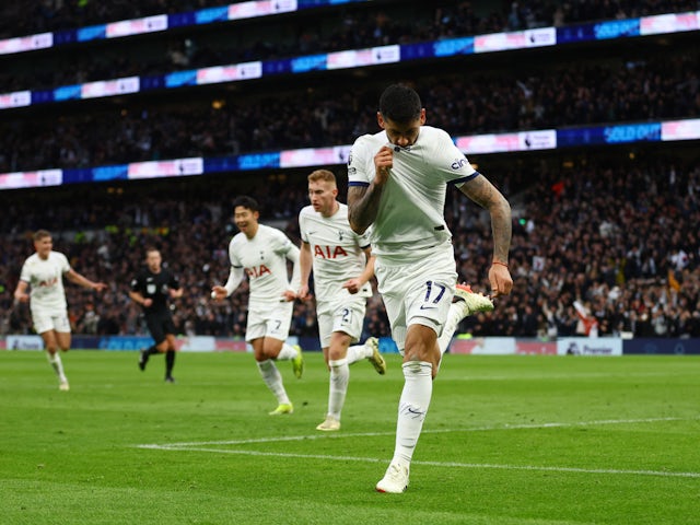 Cristian Romero del Tottenham Hotspur celebra el seu segon gol el 2 de març de 2024