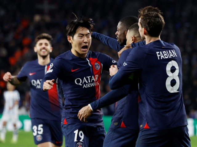 Kylian Mbappe del Paris Saint-Germain celebra el seu segon gol amb Lee Kang-in, Ousmane Dembele, Fabian Ruiz i els seus companys el 5 de març de 2024