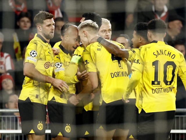 Donyell Malen del Borussia Dortmund celebra el seu primer gol amb els seus companys el 20 de febrer de 2024