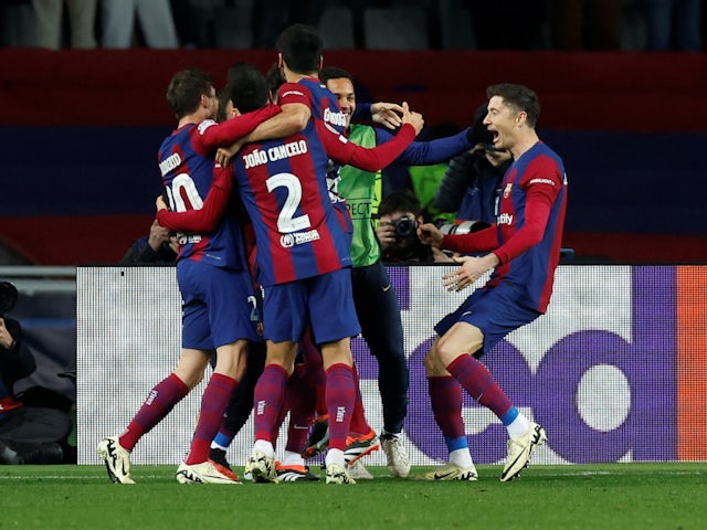 Robert Lewandowski del Barcelona celebra el seu tercer gol amb els seus companys el 12 de març de 2024