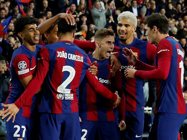 Fermín López del Barcelona celebra el seu primer gol amb els seus companys el 12 de març de 2024