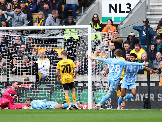 El davanter de Coventry City Ellis Simms celebra el gol contra el Wolverhampton Wanderers el 15 de març de 2024.