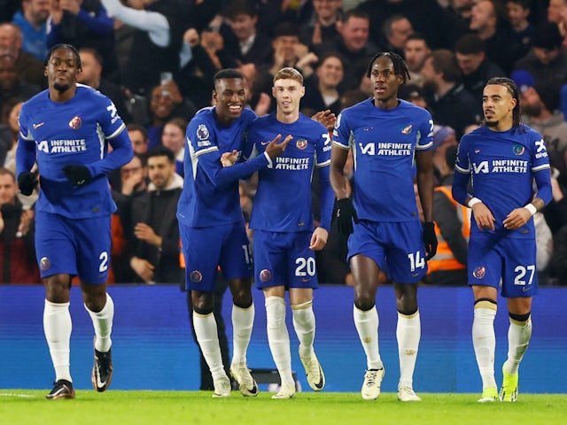Nicolas Jackson del Chelsea celebra el seu primer gol amb Cole Palmer i els seus companys l'11 de març de 2024