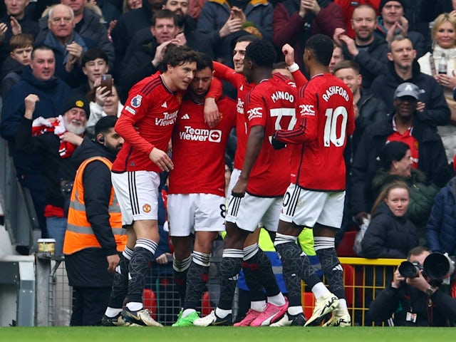 Bruno Fernandes del Manchester United celebra el seu primer gol amb els seus companys el 9 de març de 2024