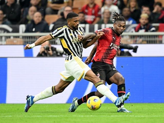 Bremer de la Juventus en acció amb Rafael Leao de l'AC Milan el 22 d'octubre de 2023