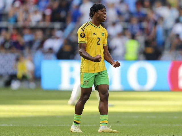 El defensa del Wolverhampton Wanderers Dexter Lembikisa en acció per a Jamaica el juliol del 2023.