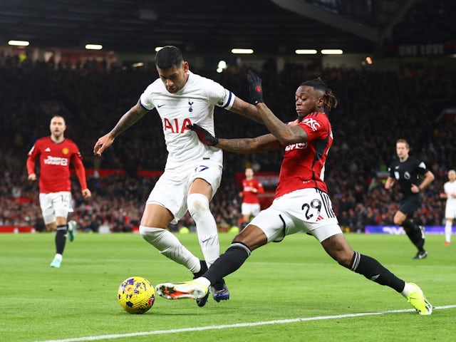 Cristian Romero del Tottenham Hotspur en acció amb Aaron Wan-Bissaka del Manchester United el 14 de gener de 2024