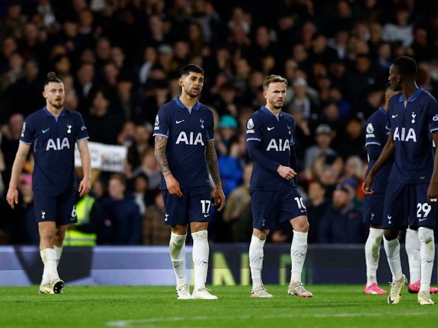 Cristian Romero i James Maddison del Tottenham Hotspur semblen abatuts després que Rodrigo Muniz del Fulham marqués el seu tercer gol el 16 de març de 2024.