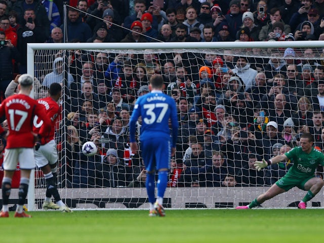 Marcus Rashford del Manchester United va marcar el seu segon gol davant Jordan Pickford de l'Everton des del punt de penal el 9 de març de 2024.