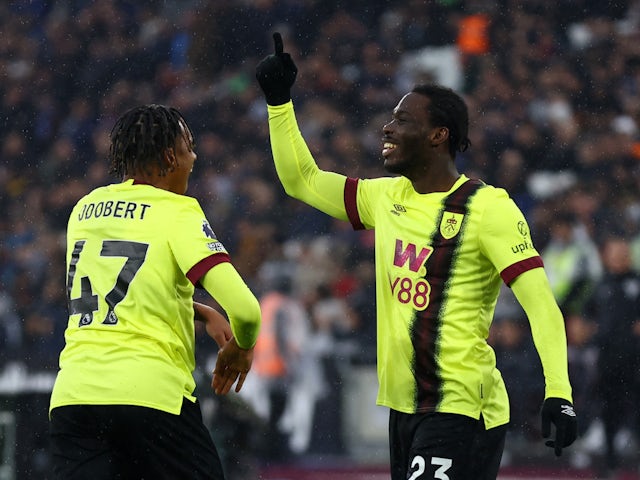 David Datro Fofana de Burnley celebra el seu primer gol el 10 de març de 2024