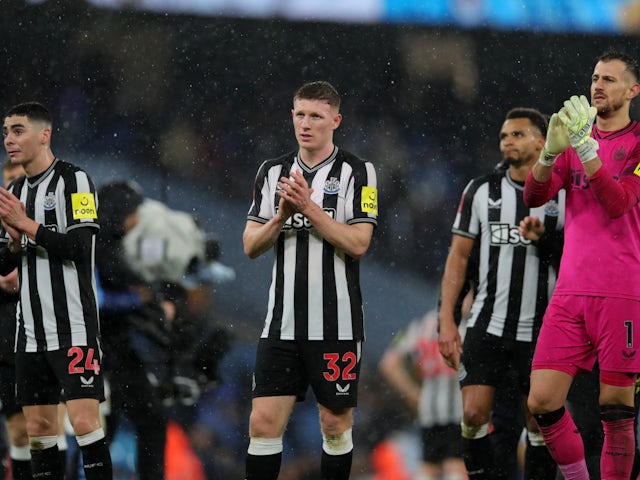 Miguel Almiron, Elliot Anderson i Martin Dubravka del Newcastle United aplaudeixen els seus seguidors després del partit del 16 de març de 2024