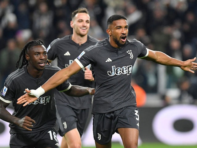 El Bremer de la Juventus celebra el seu primer gol amb Moise Kean l'11 de novembre de 2023