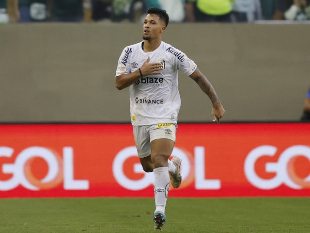 Marcos Leonardo de Santos celebra el seu segon gol el 8 d'octubre de 2023