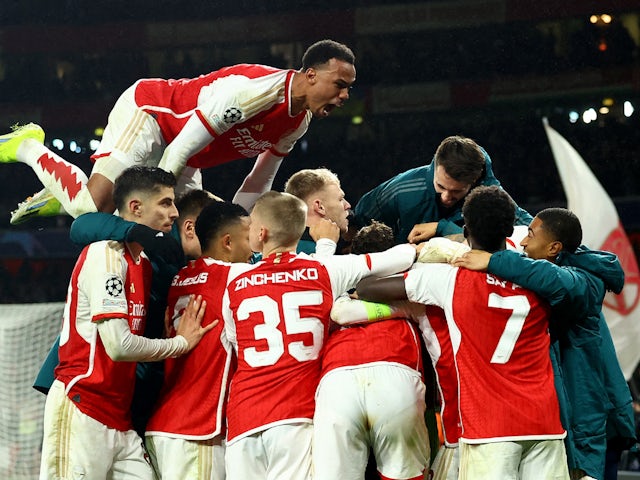 Gabriel de l'Arsenal amb els seus companys celebra després del partit del 12 de març de 2024