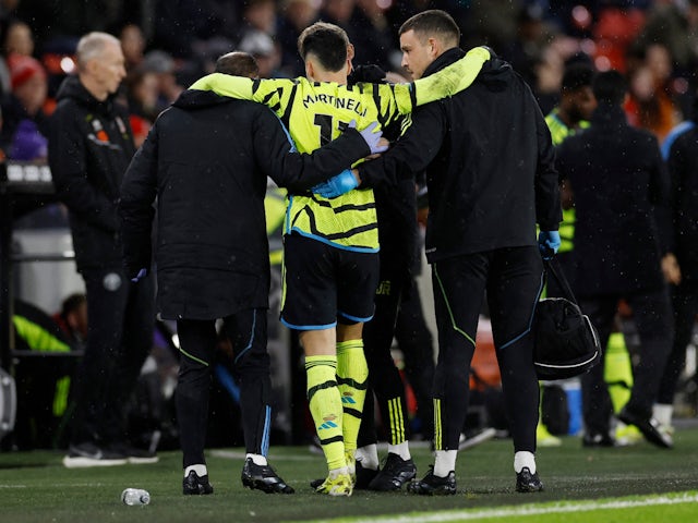 Gabriel Martinelli de l'Arsenal és ajudat a sortir del terreny de joc després de patir una lesió el 4 de març de 2024