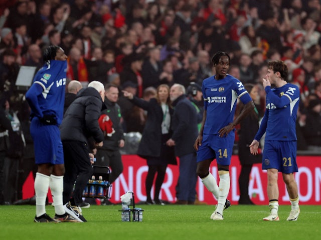 Els jugadors del Chelsea semblen abatuts després de perdre la final de la Copa EFL el 25 de febrer de 2024