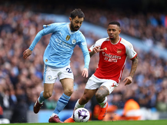 Bernardo Silva del Manchester City en acció amb Gabriel Jesus de l'Arsenal el 31 de març de 2024