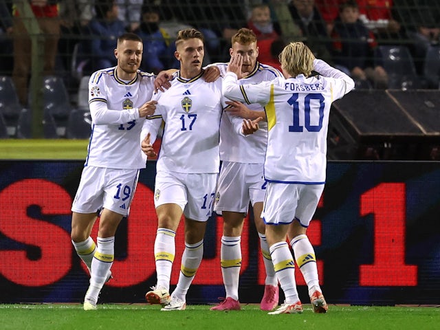 El suec Viktor Gyokeres celebra el seu primer gol amb Mattias Svanberg, Dejan Kulusevski i Emil Forsberg el 16 d'octubre de 2023
