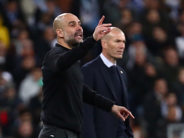 L'entrenador del Manchester City, Pep Guardiola, reacciona al costat de l'entrenador del Reial Madrid Zinedine Zidane el 26 de febrer de 2020