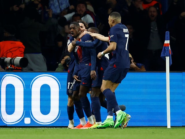 Ousmane Dembele del Paris Saint-Germain celebra el seu primer gol amb els seus companys el 10 d'abril de 2024