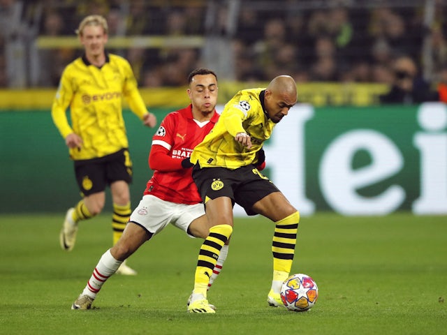Donyell Malen del Borussia Dortmund en acció amb Sergino Dest del PSV Eindhoven el 13 de març de 2024