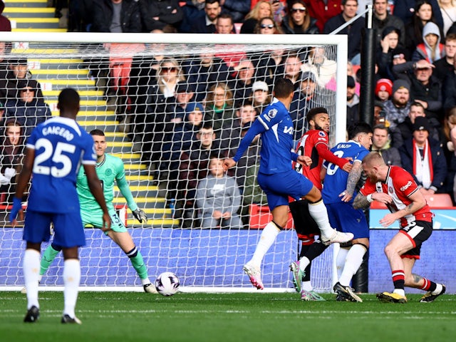 El defensa del Chelsea Thiago Silva marca contra el Sheffield United el 7 d'abril de 2024.