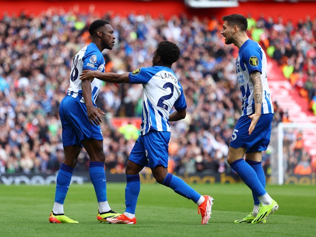 Danny Welbeck de Brighton & Hove Albion celebra el seu primer gol amb Tariq Lamptey i Jakub Moder el 31 de març de 2024