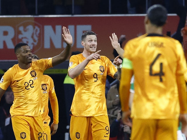 Wout Weghorst dels Països Baixos celebra el seu primer gol amb els seus companys el 18 de novembre de 2023