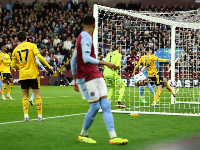 El defensa de l'Aston Villa, Ezri Konsa, marca amb una centrada contra el Wolverhampton Wanderers el 30 de març de 2024.
