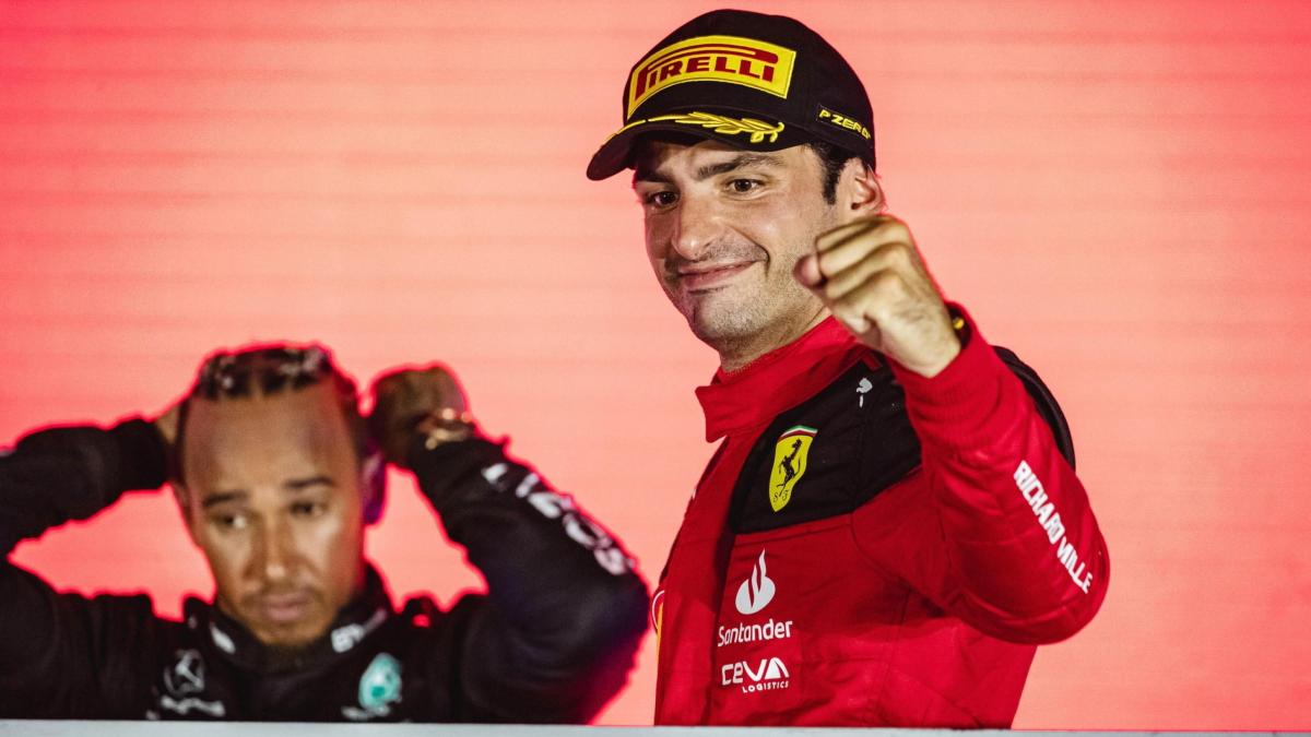 F1, el curiós GP de Sainz i Hamilton: Carlos guanya, Lewis fora.  Però l'anglès pot somriure