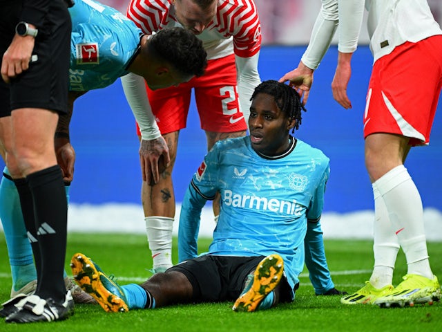Jeremie Frimpong del Bayer Leverkusen reacciona després de patir una lesió el 20 de gener de 2024