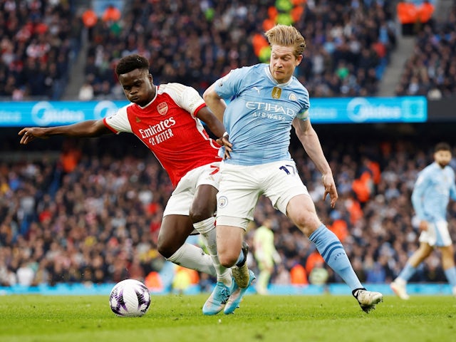 Bukayo Saka de l'Arsenal en acció amb Kevin De Bruyne del Manchester City el 31 de març de 2024
