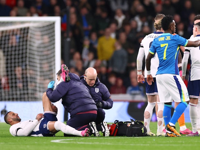 Kyle Walker d'Anglaterra rep atenció mèdica després de patir una lesió el 23 de març de 2024