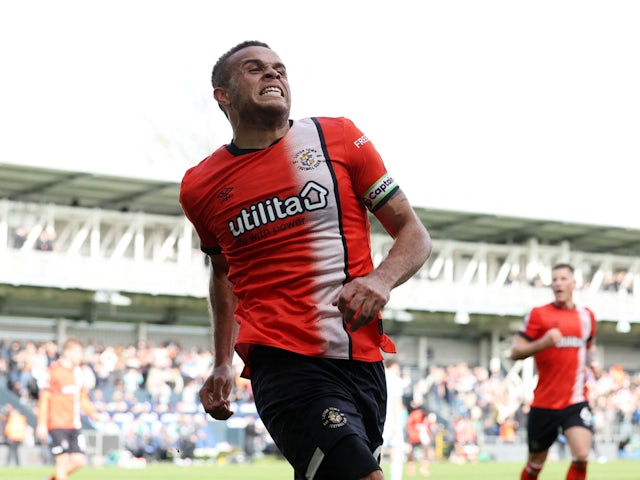 Carlton Morris de Luton Town celebra el seu segon gol el 6 d'abril de 2024