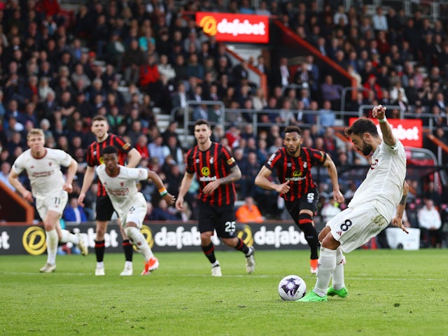 Bruno Fernandes del Manchester United va marcar un penal contra Bournemouth el 13 d'abril de 2024