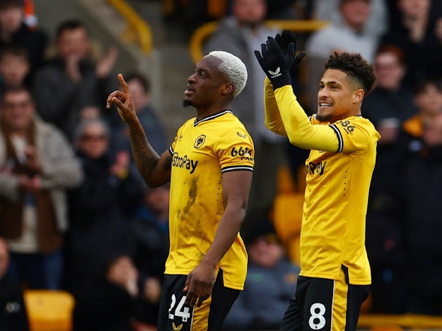 Toti dels Wolverhampton Wanderers celebra el seu segon gol amb Joao Gomes el 26 d'abril de 2024