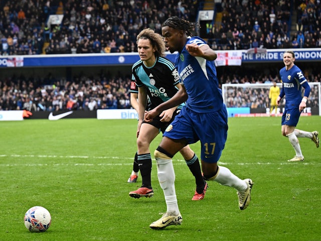 El migcampista del Chelsea Carney Chukwuemeka es prepara per marcar contra el Leicester City el 24 de març de 2024.