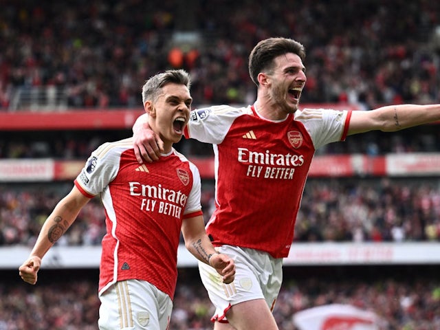 Leandro Trossard de l'Arsenal celebra el seu segon gol amb Declan Rice el 4 de maig de 2024