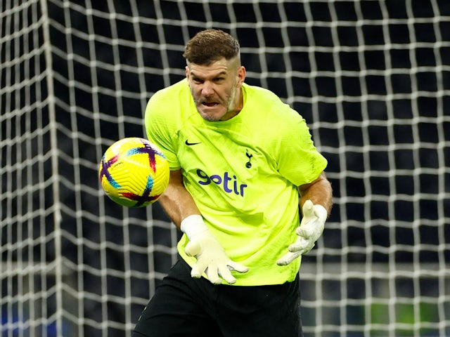 Fraser Forster escalfa pel Tottenham Hotspur el 21 de desembre de 2022