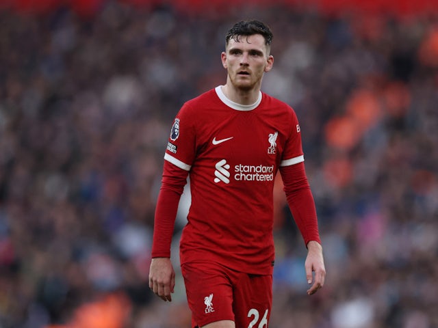 Andrew Robertson en acció pel Liverpool el febrer de 2024.