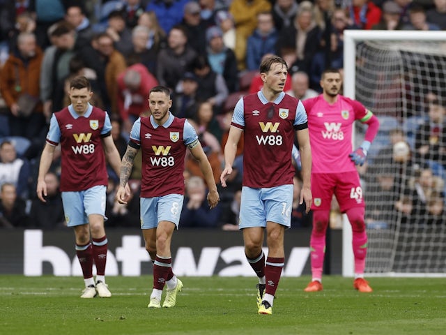 Josh Brownhill i Sander Berge de Burnley semblen abatuts el 4 de maig de 2024