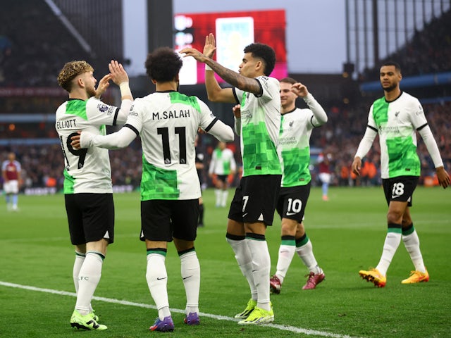 Luis Diaz, Harvey Elliott, Mohamed Salah i els seus companys de Liverpool celebren després que Emiliano Martinez, de l'Aston Villa, marqués un autogol el 13 de maig de 2024.