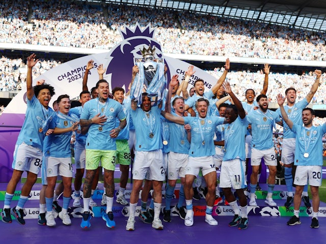 Kyle Walker del Manchester City i els seus companys celebren amb el trofeu després de guanyar la Premier League el 19 de maig de 2024
