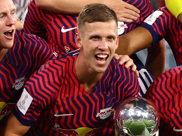 Dani Olmo de l'RB Leipzig posa amb el trofeu de la Supercopa d'Alemanya el 12 d'agost de 2023